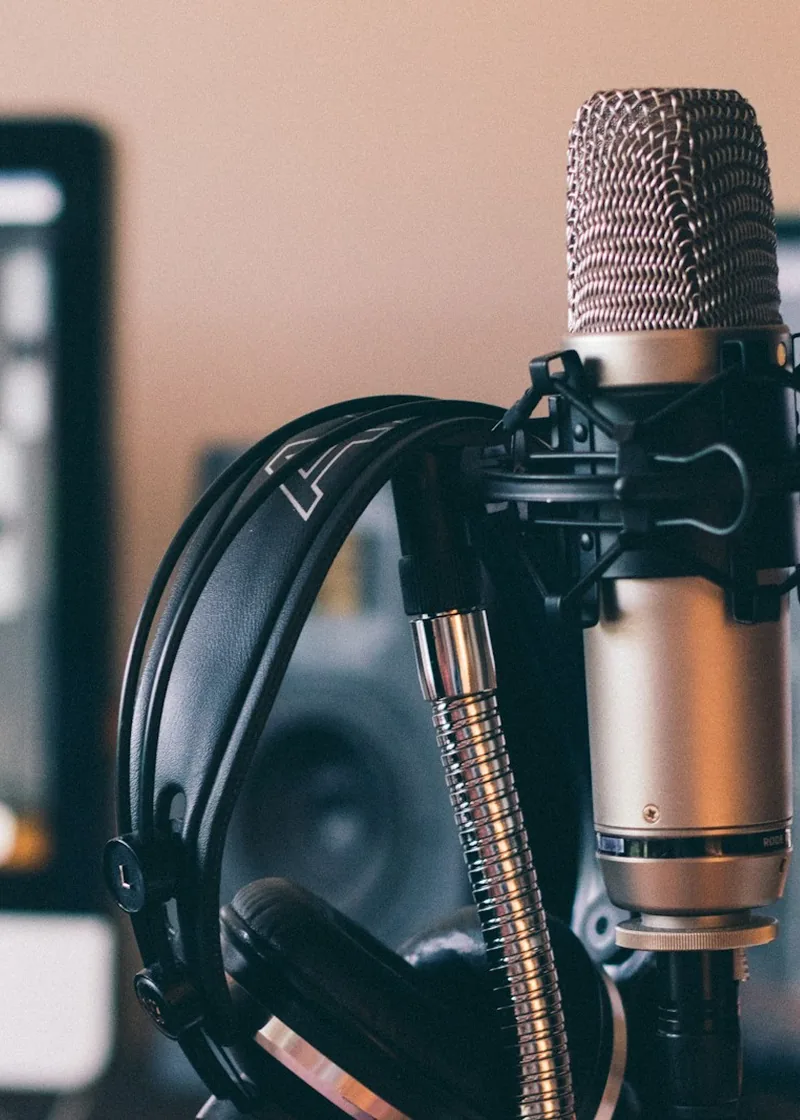 Microphone et casque préparés devant un écran de montage audio