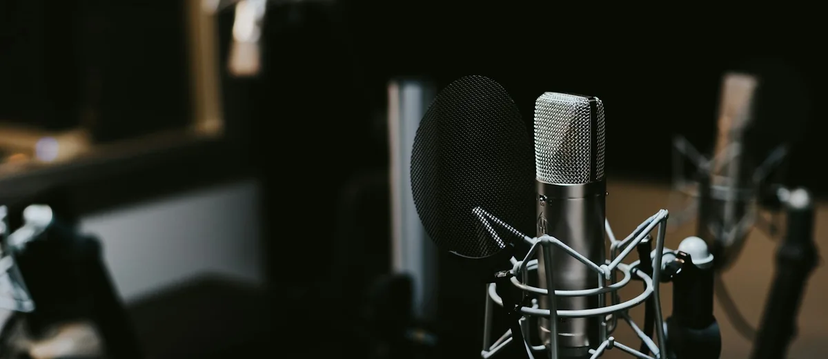 Microphone de studio avec filtre anti-pop dans une pièce d’enregistrement
